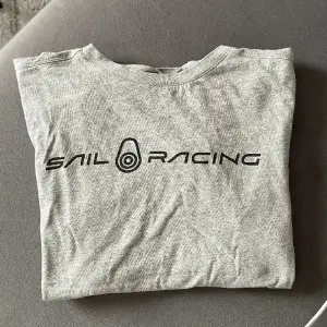 En tröja från Sail Racing, barn modell