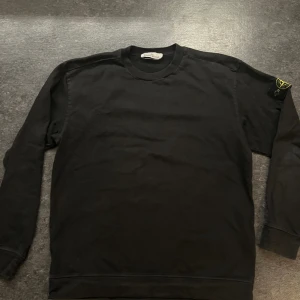 Stone island tröja  - En skön stoneisland tröja från selvage i Kalmar, använd några gånger, färgen är lite urtvättad men inget man rikigt märker, fråga om det ör något.