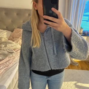 Stickad hoodie - Säljer denna stickade hoodie från zara i storlek xs-s. Köpare står för frakt! 