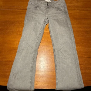 Bootcut jeans - Ljus gråa  Bootcut Bra skick