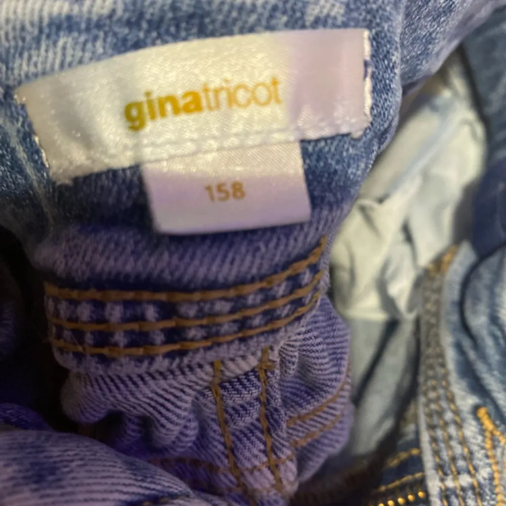 Jätte fin jeans från Gina tricot i storlek 158 barn som är svåra att få tag i. För fler frågor och bilder kom privat❤️(säljer åt min syster). Jeans & Byxor.
