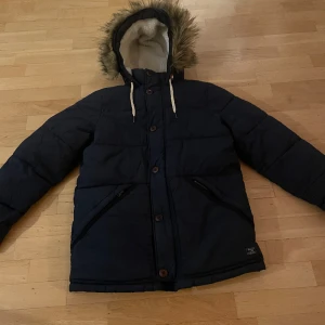 Abercrombie & fitch Jacka - Jackan är i mörklblå färg och är varm och skön. Använde ej jackan så mycke därför den säljs. 