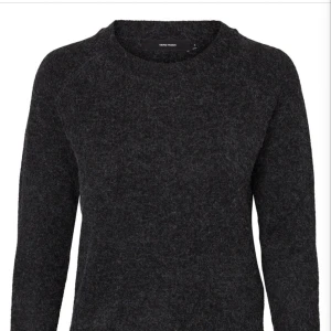 Stickad tröja - Säljer denna asmysiga stickade tröjan då jag har allt för många! Den är i super skick och är snygg till alla årstider!!