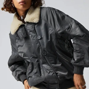 Weekday Bomberjacka ”Gaius” - Använd endast ett fåtal gånger! Suuuupersnygg men passar inte riktigt till min vardagsstil.  