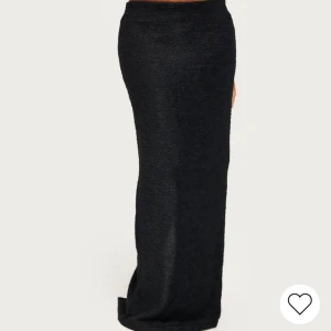 Lurvig maxi skirt - Säljer en jättefin lurvig maxi kjol med en slits på baksidan! Köpt på Nelly för 400 och endast använd två ggr, jättefint skick! Pris kan diskuteras!⭐️💕
