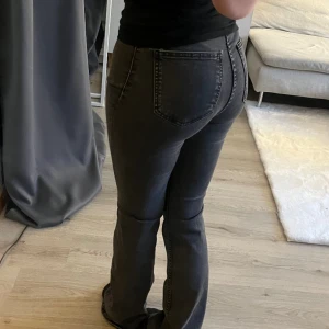 Zara bootcut jeans   - Gråa bootcut jeans från Zara, dom har ett hål vid fickorna men inget man tänker på överdrivet mycket. Skriv för fler bilder ⭐️