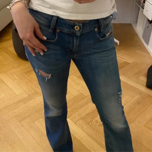 Diesel jeans  - Säljer mina helt nya jeans som jag köpte här på Plick eftersom att dom inte passade mig bra alls. Lånade bilder! Kan inte skicka bilder med på då dom inte passade så ni vet! Köparen står för frakt och köp gärna via ”köp nu” knappen