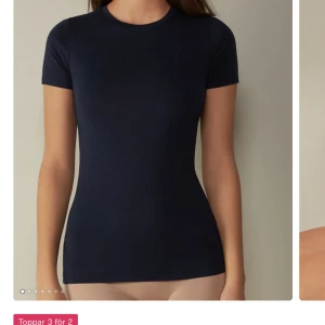 Intimissimi tshirt  - Säljer denna populära t-shirt från intimissimi i superskönt mjukt och stretchigt material i marinblå. Endast testad 