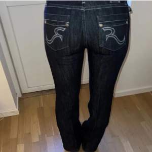 Superfina rock and republic jeans med blå design på fickorna💕 Lågmidjade och bootcut😻 Är lagom långa på mig som är 160🫶🏻 Skulle säga att det är storlek xs/s 34/36🥰 Pris är diskuterbart!!!