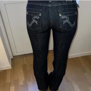 Rock & Republic jeans - Superfina rock and republic jeans med blå design på fickorna💕 Lågmidjade och bootcut😻 Är lagom långa på mig som är 160🫶🏻 Skulle säga att det är storlek xs/s 34/36🥰 Pris är diskuterbart!!!