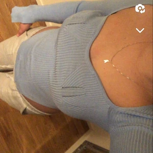 Söt ljusblå tröja - Storlek S/M men passar mig bra som har S. Fin urringning, formar midjan då det är sytt snett. I nyskick. Lite öppna längst ner på armarna.