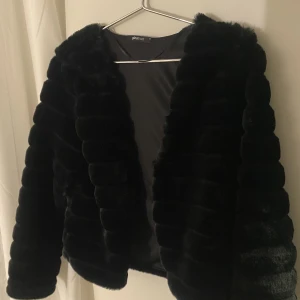 Pälsjacka  - Super snygg pälsjacka från Gina🤩 har även en lika dan i ljus rosa 