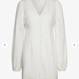 Studentklänning - Säljer nu denna fina klänning från Only, endast använd 1 gång och är i nyskick! Modellen heter ONLFREYA & kostar 649kr, helt slutsåld! Skicka för fler bilder 💕💕