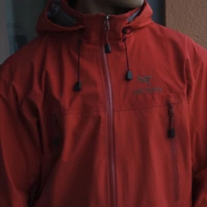 Vintage 2006 Arcteryx Beta AR - Säljer en välanvänd Arcteryx skaljacka producerad i Kanada 2006 (Innan de flyttade produktionen till Asien.  Jackan har tidigare varit lite trasig då limmet hade lossnat pga ålder men den är nu ihoplimmad. Den har även ett mycket litet hål på ryggen.