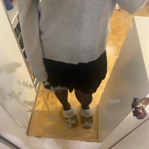 Minikjol - Svart minikjol med volang!🌟 Jätte snygg till sommaren men även till vintern med ett par tights under!!❤️‍🔥 kontakta mig vid intresse💞