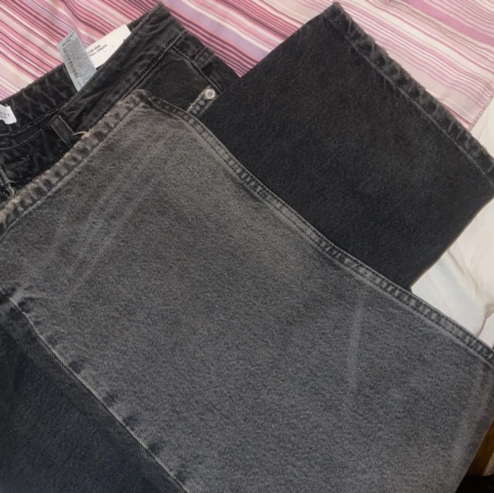 Zara jeans med låg midja i storlek 40 helt oanvända! Säljer för att jag inte gillade passformen på mig men dem är super fina verkligen. . Jeans & Byxor.