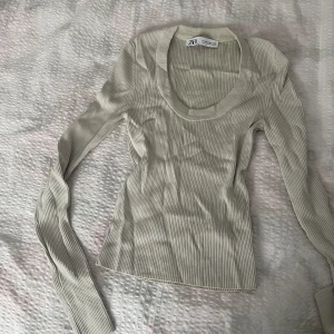 Zara tröja - En snygg tröja från zara, inga defekter och i nyskick🥰