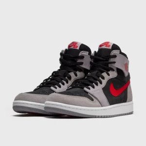 Jordan 1 high - 7/10 i skick men annars riktigt sköna skor. Helst byte men pengar går vid rätt summa💵 Röda skosnören är på nu men helt oanvända svarta följer med samt låda och papper i lådan