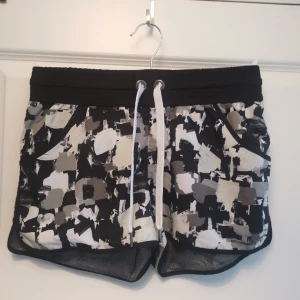Sportiga shorts/ badbyxor för dam - Snygga korta damshorts i jätte fint skick. E/sport står det. 29 cm fram och 32 cm bak. En ficka bak oxå