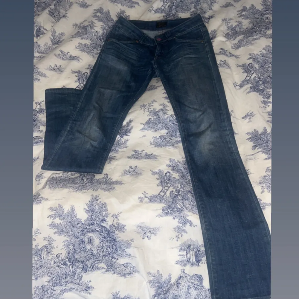 Väldigt snygga lågmidjade jeans ifrån crocker. Dom verkar vara ganska unika. Storleken på jeansen är W24 L32. Storleken är som W34 då dom är stor i stl. Tryck ej på köp nu utan att kontaktat mig💖  . Jeans & Byxor.