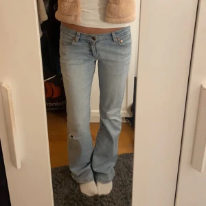 Levis lågmidjade jeans - Super snygga lågmidjade jeans ifrån levis. Ett litet hål på ena knät (bild 3) men inget jag tycker man tänker på💕