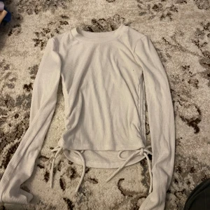 Tröja  - Tröja med snören på sidorna 