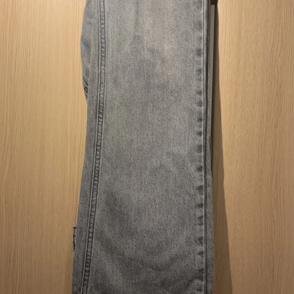 Superfina gråa bootcut jeans från Gina tricot. Dem är i storlek 32 och är i väldigt bra skick. De är endast andvända några få gånger pga att dem är något små för mig. Skriv om ni har några frågor 💗. Jeans & Byxor.