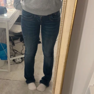 Ltb jeans - Säljer mina eftertraktade Ltb jeans som är slut i alla storlekar, passar perfekt till mig som bär S och är 167cm💗🙌