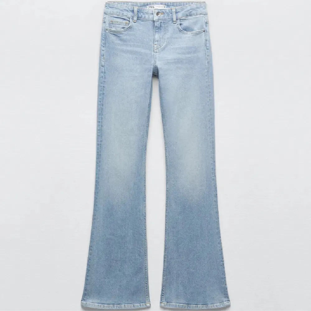 Säljer dessa otroligt snygga jeansen från ZARA. Säljer då dom inte kommer till så mycket användning. Storlek 38 men sitter som en 36 som jag vanligtvis har 🌸. Jeans & Byxor.