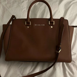 Michael kors väska  - Säljer min jättefina väska från Michael kors, den är andvänd 2 gånger så absolut inga defekter alls❣️pris går att diskutera vid snabb affär , köpt för 4000kr gammal model så svårt att få tag på❣️