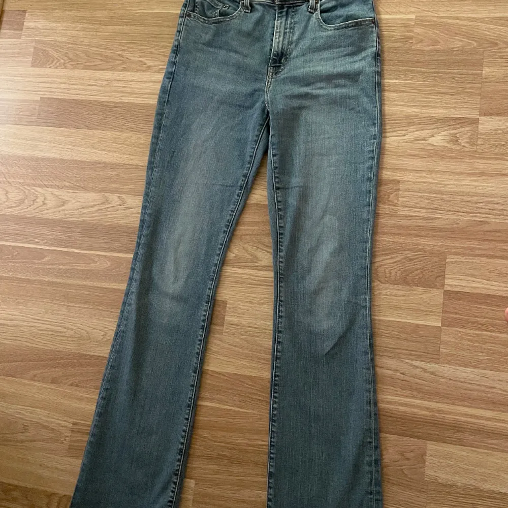 Nästan nya Levis jeans, bara använda någon gång så i fint skick.  Nypris 1249:-  . Jeans & Byxor.