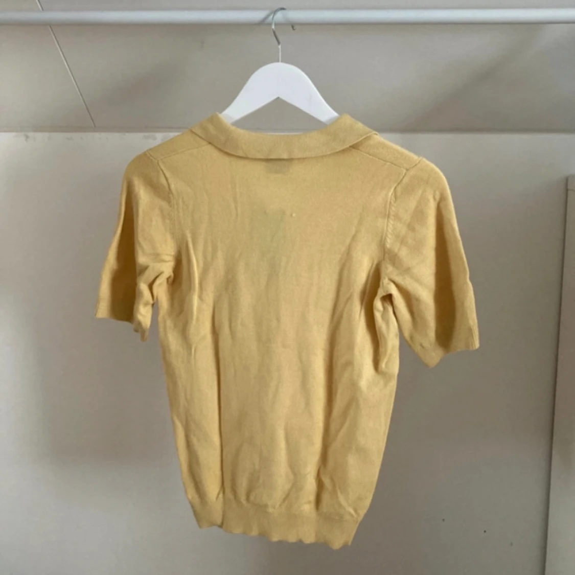 Gul stickad t-shirt  - 90