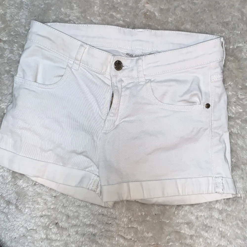 Ett par vita shorts som jag köpte i Tyskland och har bara använt typ 3 gånger i storlek 146/152 passar även 134/140. Shorts.
