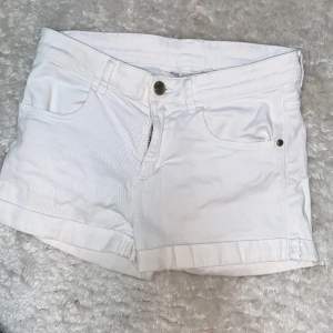Ett par vita shorts som jag köpte i Tyskland och har bara använt typ 3 gånger i storlek 146/152 passar även 134/140