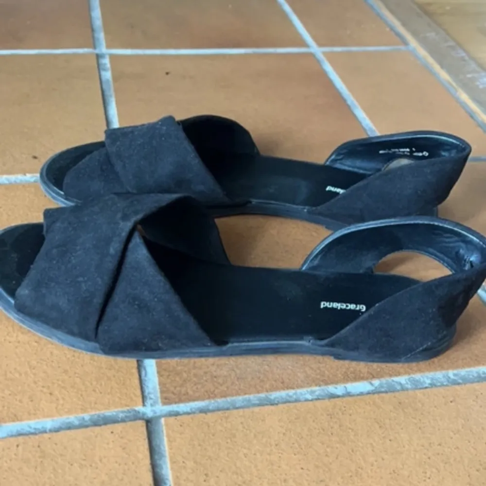 Svarta sandaler ifrån Deichmann♥️  Storlek: 39♥️ ♥️♥️♥️. Skor.