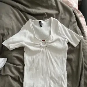 En vit T-Shirt från H&M med en fin detalj♥️ Storlek: S ♥️♥️♥️