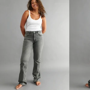 Gråa flare jeans - Säljer dessa gråa flare jeansen ifrån gina, skulle säga att midjan är midwaist och det är inget tecken på anvädning, skriv privat vid intresse💓Nypris: 500