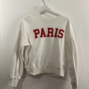 Paris  - Söt liten tröja  Puffig i armarna