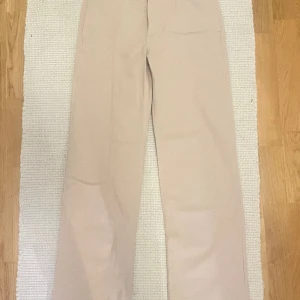 Beige byxa zara - - mycket bra skick  - köpt för ca 400 - zara - storlek 34 - låg/mid waist