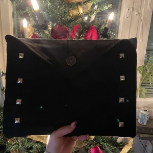 Datorfodral - Svart simpel men unikt datorfodral gjort av 100% återanvända jeans. Skapade med omtanke för dig som möjligtvis föredrar neutrala färger men ändå vill hålla stilen uppe.  Längd: 33 cm Höjd: 24 cm