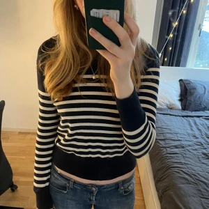 Tröja - Jag säljer den här sjukt snygga tröjan då den tyvärr inte har kommit till användning. Tröjan är i otroligt bra skick utan defekter!!💋💋 