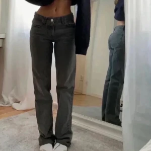 Lågmidjade jeans  - Svarta lågmidjade jeans från Lager 157 ”ICON”. Endast använda vid två tillfällen så som nya. Nypris 400kr. Första bilden är lånad, de andra är mina. Långa på mig som är 168cm. Tryck gärna på köp nu.