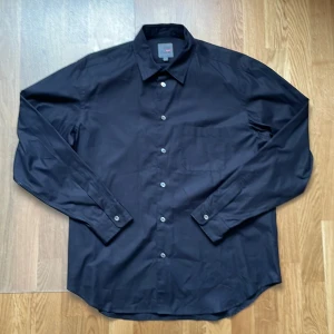 Supreme X Yohji Yamamoto Shirt - Köpt ifrån Supreme vid drop. Aldrig använd. Retail va runt 2000kr, last sale på stockx runt 2700kr. Släpper bolligt då jag bara vill bli av med den snabbt