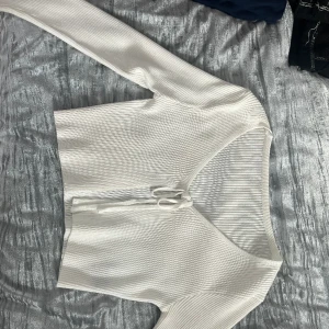 Vit kofta med Knut  - Säljer denna fina vita tröja med en Knut på som även går att ha öppen