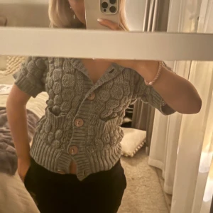 Stickad kofya - Världens snyggaste stickade kofta med knappar o kortärmad armar