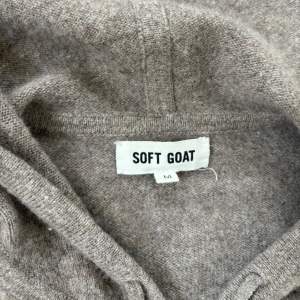 Säljer nu denna otroligt eftertraktade zip hoodien ifrån Soft Goat. Tröjan är i bra skick utan några skavanker - Storlek: M - Nypris: 3400 kr - Hör av er vid minsta fråga eller fundering :)