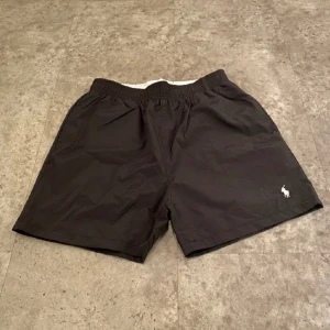 Ralph Lauren badbyxor  - Säljer dessa oanvända badbyxorna från Ralph Lauren! Helt nya, aldrig använda! Nypris 1400kr mitt pris 399kr! Rätt så små i storleken, skulle säga M! Skriv om du har minsta fundering! Har ett par blåa också (kika i profilen)! Du får båda för 699kr 😁