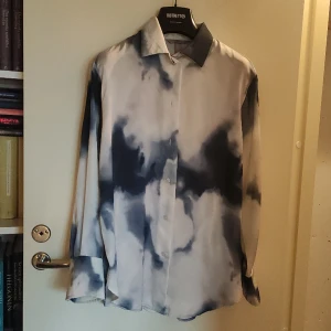Jättefin blus från H&M - Jättefin blus från H&M. Använd en gång. Svalt och skönt tyg. Storlek XS.  Kan mötas upp i lund, annars står köparen för frakten 🌸
