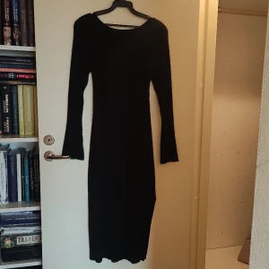 Ribbstickad klänning med slits  - Svart, ribbstickad klänning. Använd 1 gång. Slits på höger sida. Varmt och gosigt material! Är lite osäker på storlek, men den passar bra på mig som har 34-36. Kan mötas upp i lund, annars står köparen för frakten 🌸
