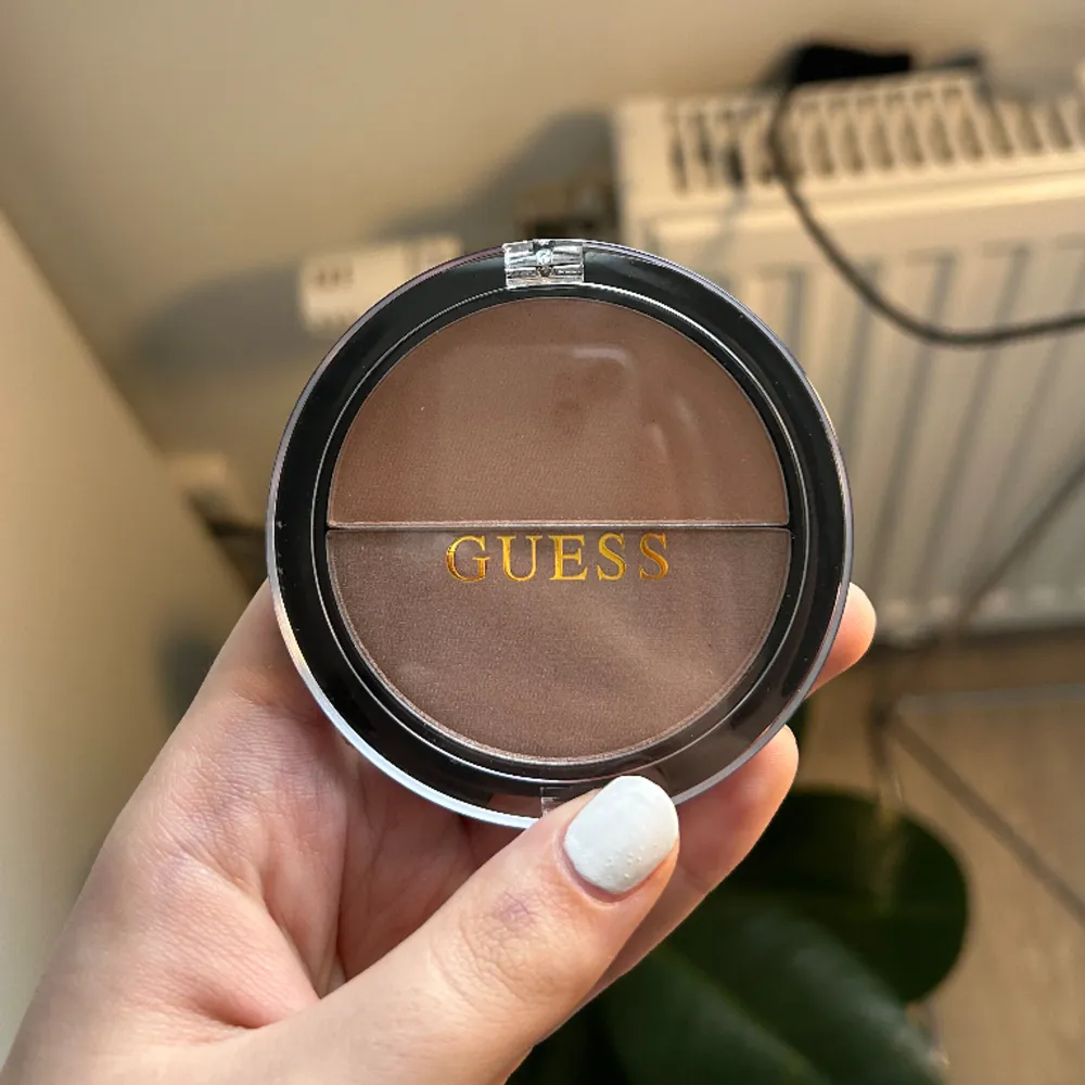 Äkta Guess highlighter, ALDRIG använd eller öppnad!!! Oöppnad. Fick som present.. Accessoarer.